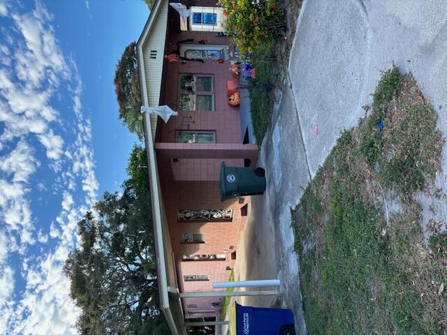 a front view of house with yard