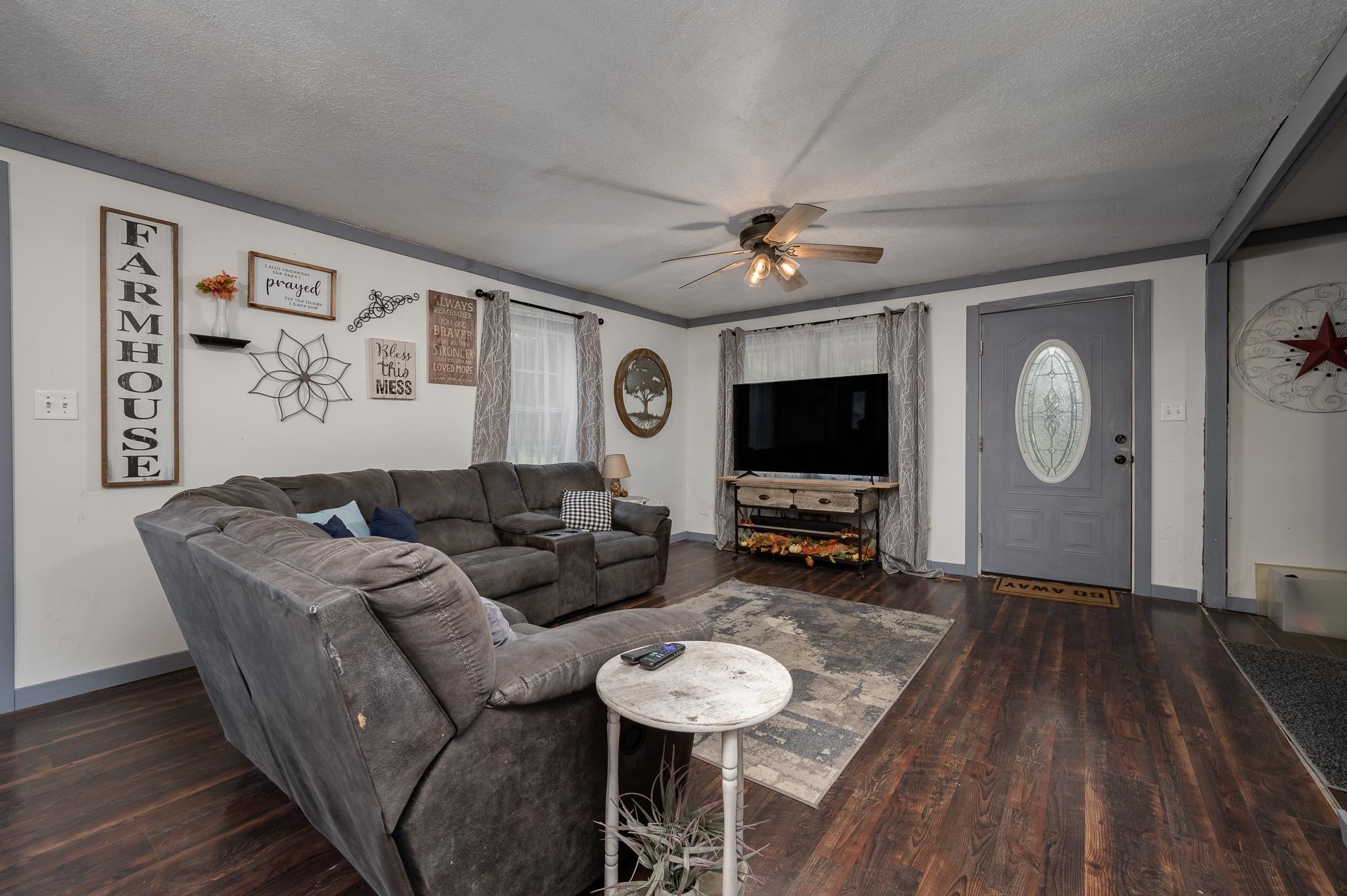 1430 Duncan Road Manchester, TN 37355 - Photo 3 of 31 a living room with furniture and a flat screen tv