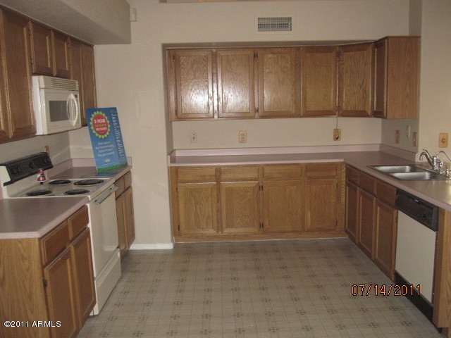 7589 West Calavar Road Peoria, AZ 85381 - Photo 3 of 13 Kitchen 2