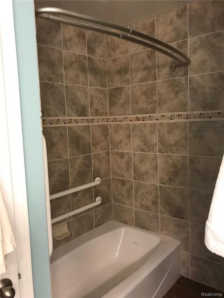 18893 Haggerty Road Belleville, MI 48111 - Photo 27 of 44 Haggerty Master Bath another view of tub.jpg