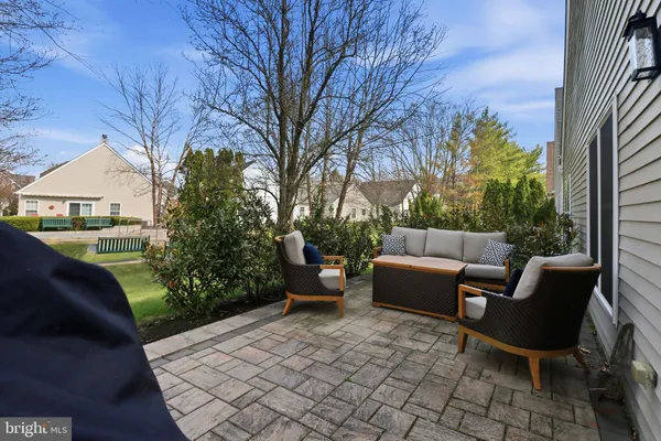 a view of a house with backyard and a garden