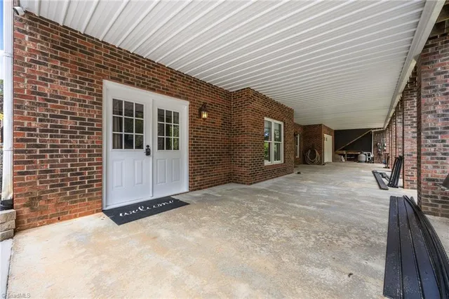 $925,000 | 2604 Northstream Court, Haw River, NC 27258