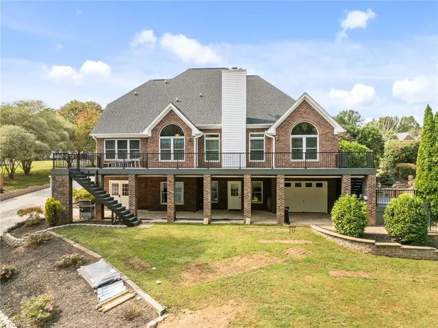 $925,000 | 2604 Northstream Court, Haw River, NC 27258