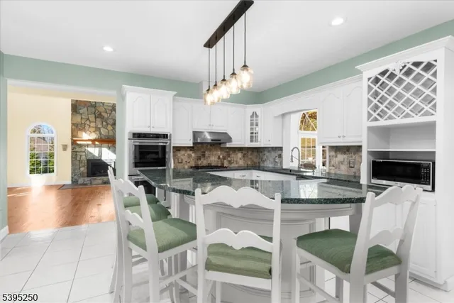 $1,150,000 | 21 Country Place, Lebanon, NJ 08833