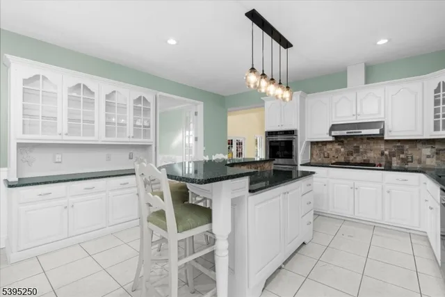 $1,150,000 | 21 Country Place, Lebanon, NJ 08833