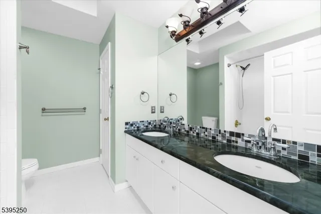 $1,150,000 | 21 Country Place, Lebanon, NJ 08833