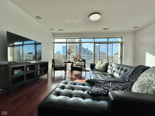 $369,000 | 802 North Meridian Street, Unit 204, Indianapolis, IN 46204