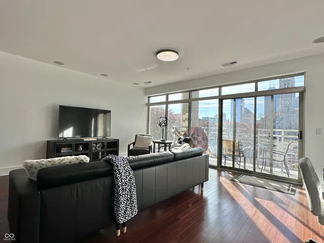 $369,000 | 802 North Meridian Street, Unit 204, Indianapolis, IN 46204