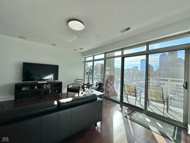 $369,000 | 802 North Meridian Street, Unit 204, Indianapolis, IN 46204