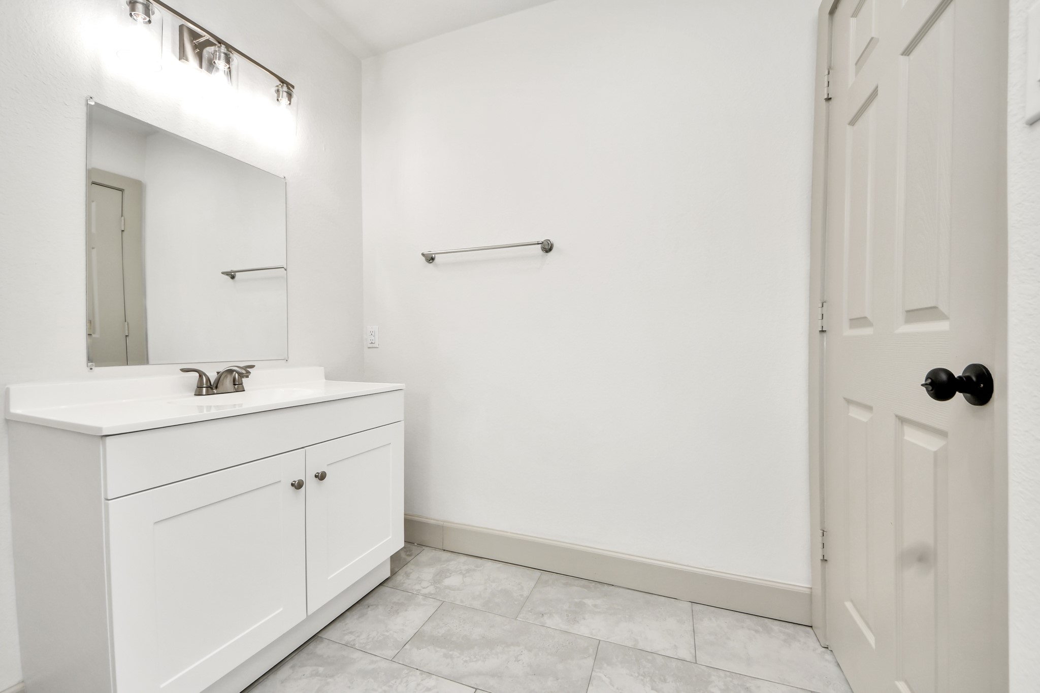 2919 Rosedale Street, Unit B Houston, TX 77004 - Photo 29 of 35 a bathroom with a sink and a mirror