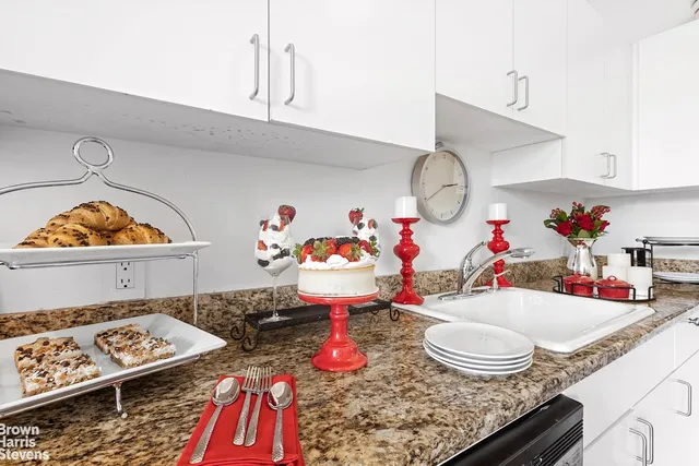 $1,175,000 | 175 East Broadway, Unit 4A | Two Bridges