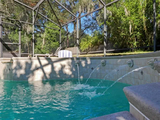 a view of a backyard