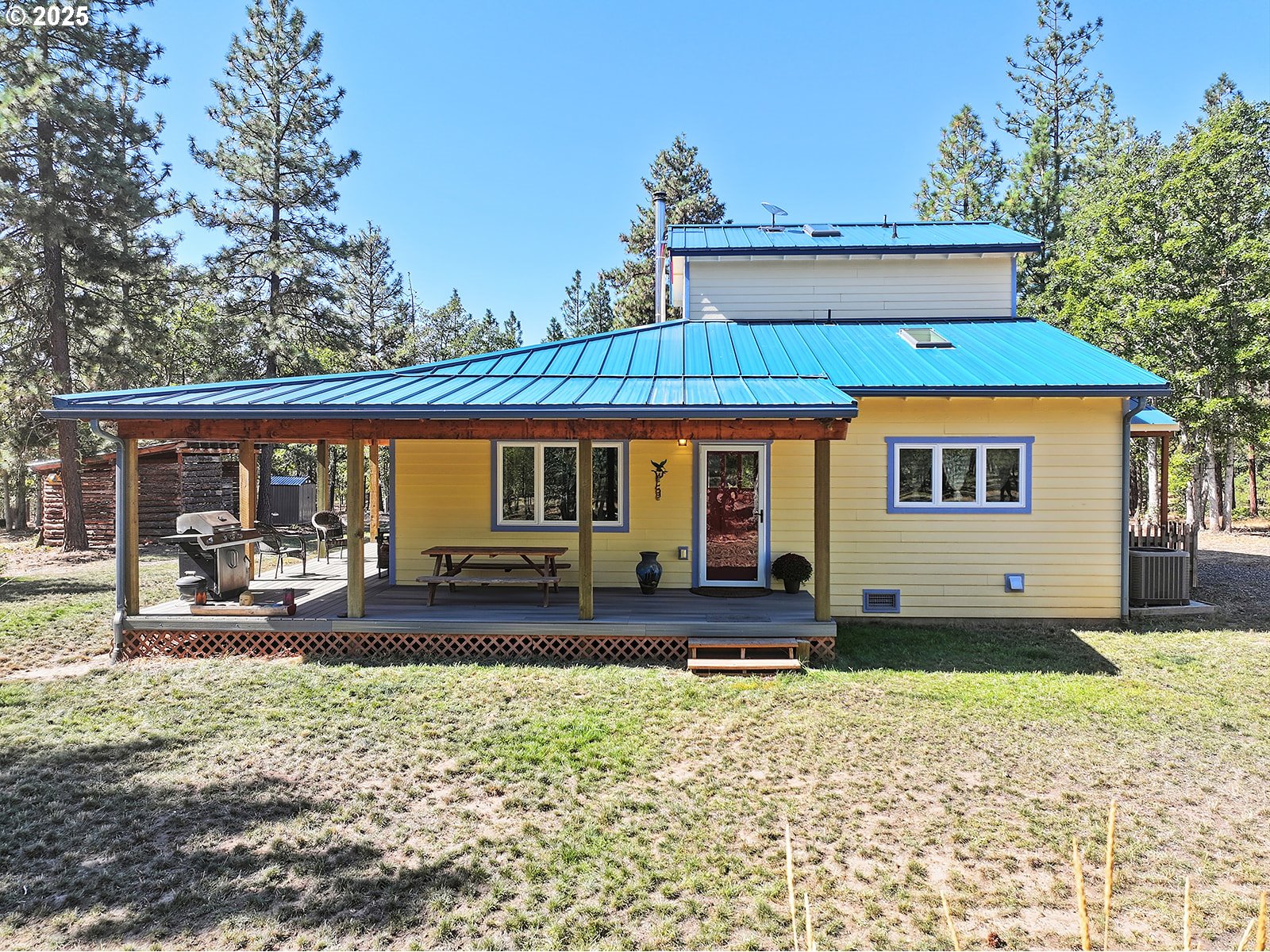 27 Whispering Pines Goldendale, WA 98620 - Photo 2 of 41 a front view of a house with a patio