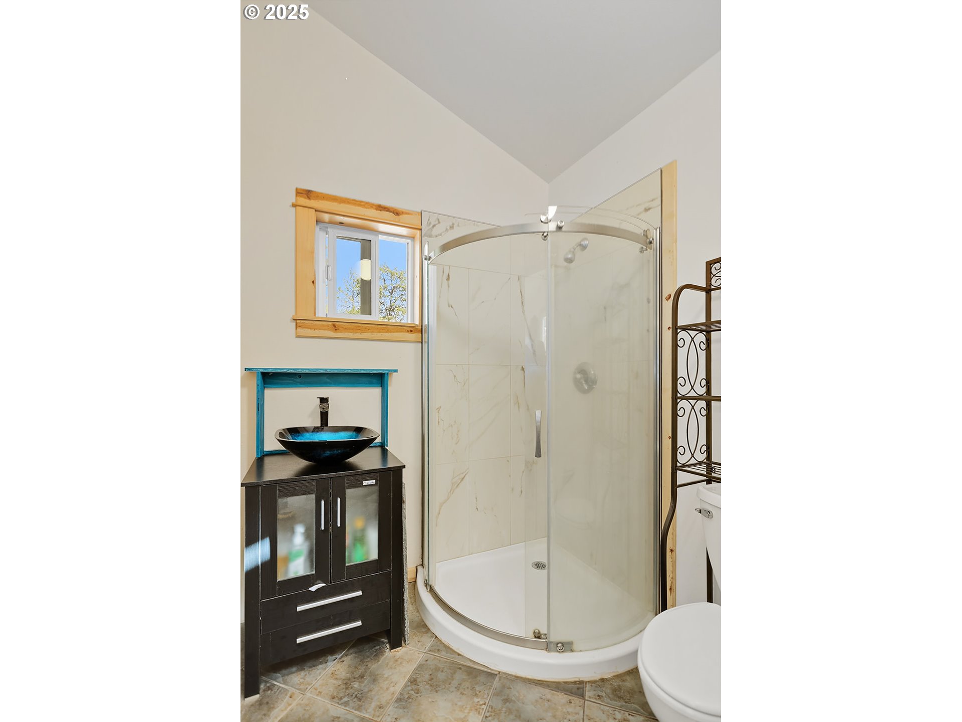 27 Whispering Pines Goldendale, WA 98620 - Photo 24 of 41 a bathroom with a toilet a sink and shower