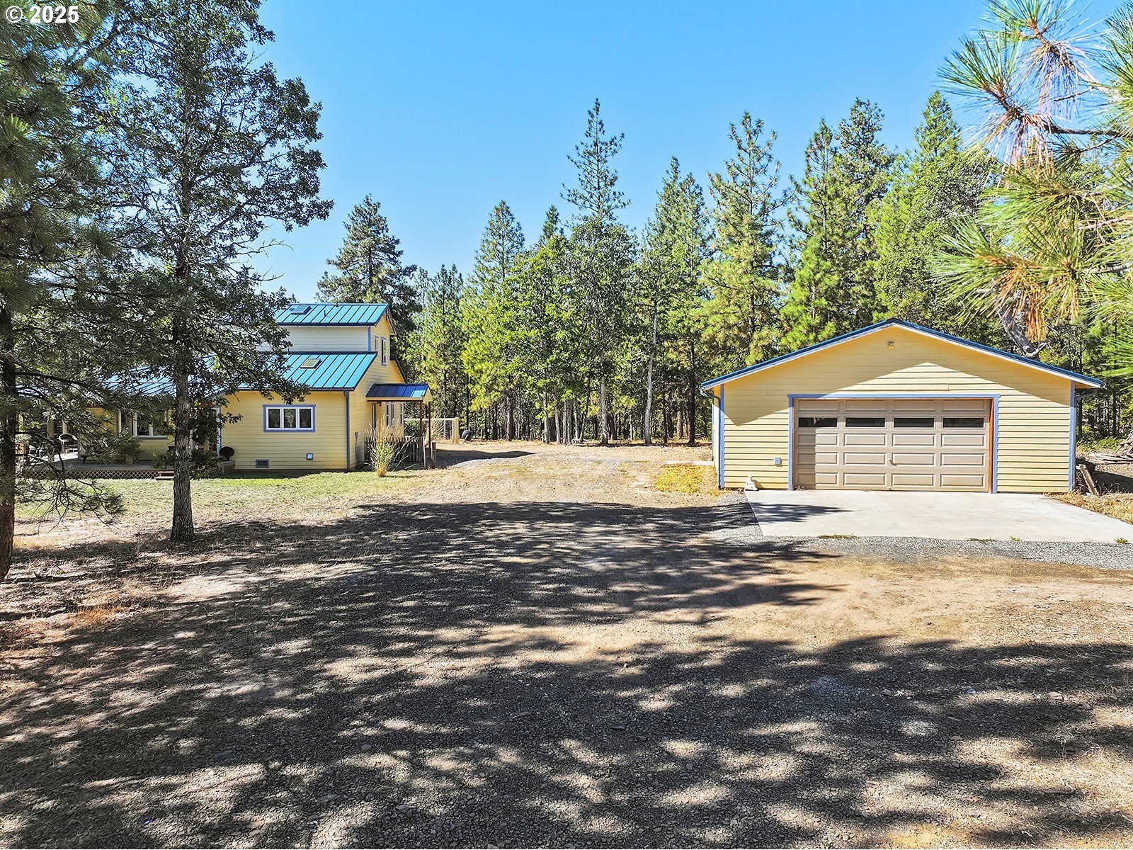 27 Whispering Pines Goldendale, WA 98620 - Photo 33 of 41 a front view of a house with a yard and garage