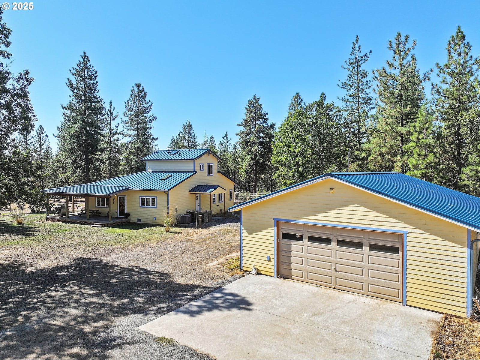 27 Whispering Pines Goldendale, WA 98620 - Photo 36 of 41 a front view of a house with a yard and garage