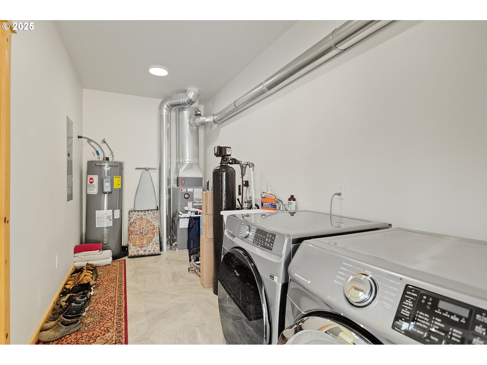 27 Whispering Pines Goldendale, WA 98620 - Photo 10 of 41 a utility room with dryer and washer