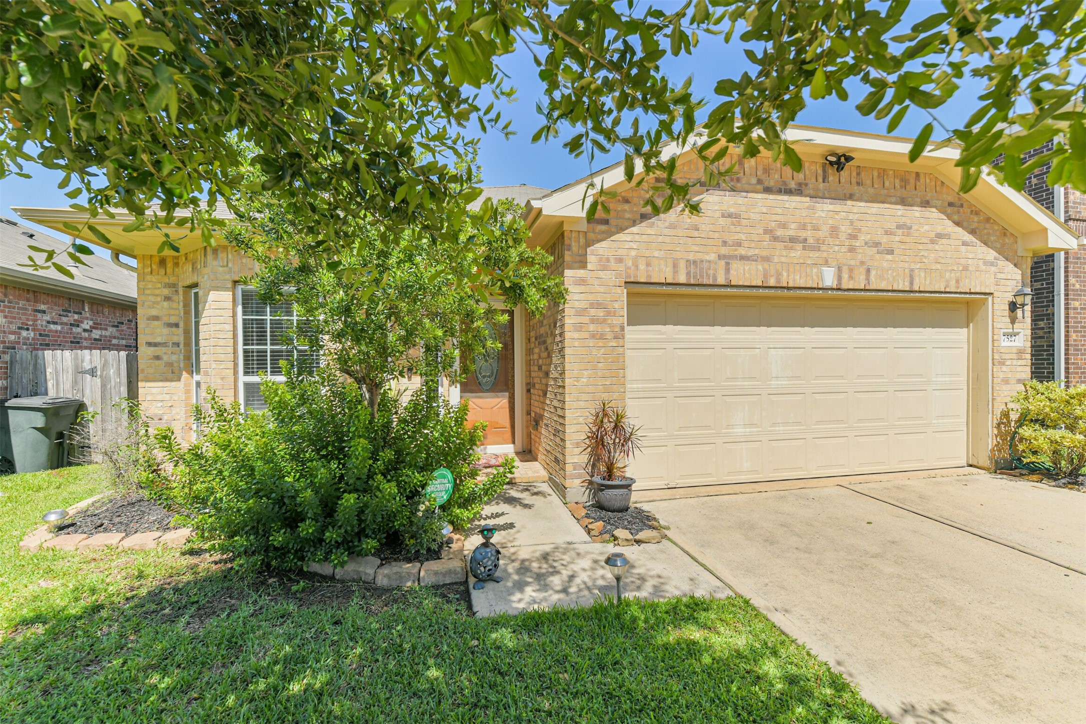 7527 Windsor Valley Lane Houston, TX 77049 - Photo 3 of 35 a front view of a house with garden