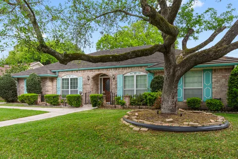 $425,000 | 10906 Chevy Chase Drive, Houston, TX 77042