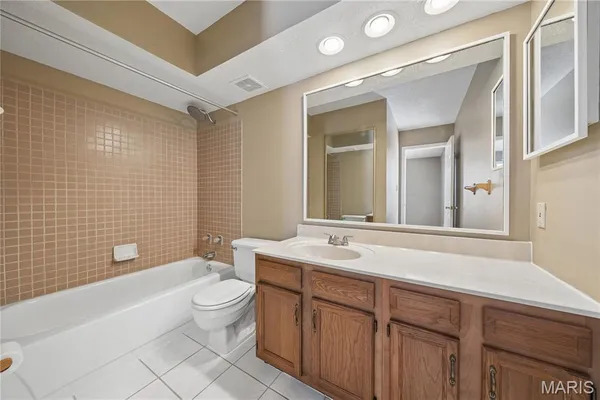 $155,000 | 2303 Yosemite Park Court, Unit C, Maryland Heights, MO 63043