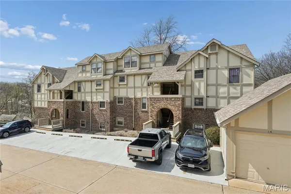 $155,000 | 2303 Yosemite Park Court, Unit C, Maryland Heights, MO 63043