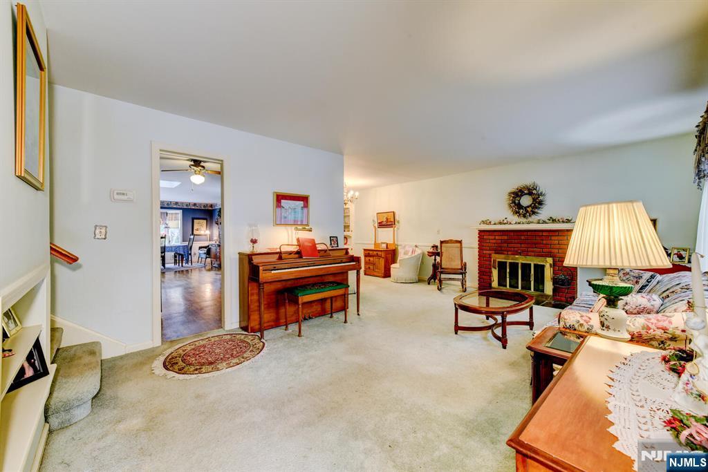 30 Perrin Drive Wayne, NJ 07470 - Photo 5 of 42