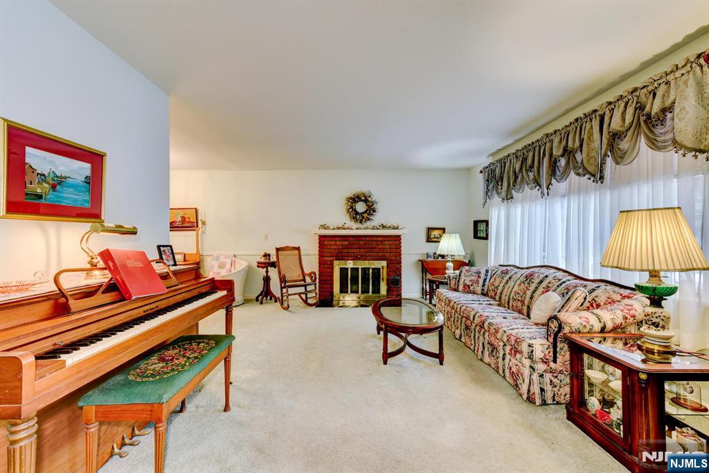 30 Perrin Drive Wayne, NJ 07470 - Photo 6 of 42