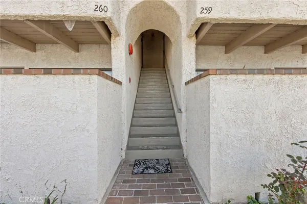 a view of entryway with white walls