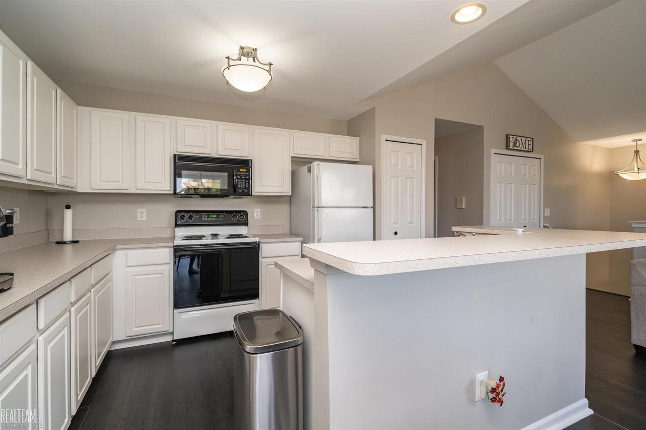 46124 Rhodes Drive Macomb, MI 48044 - Photo 10 of 21 50053308-9.JPG