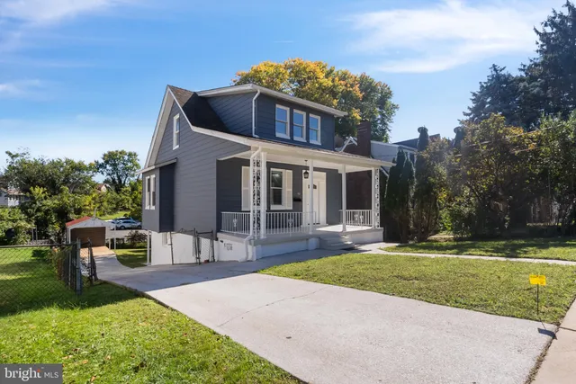 a view of a house with swimming pool and yard