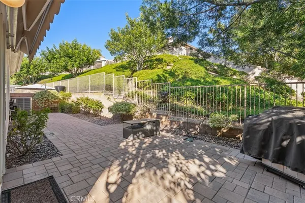 a view of a back yard