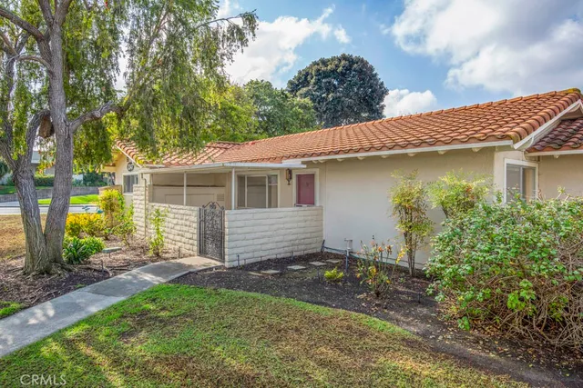 a view of a house with backyard