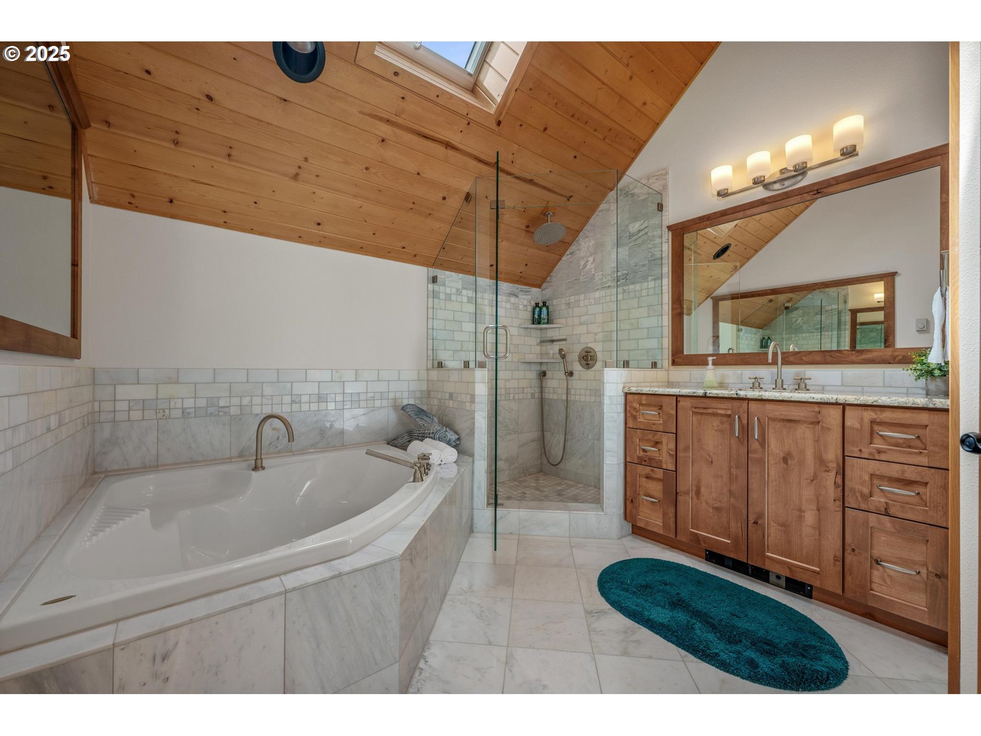 61612 Fays Lane St. Helens, OR 97051 - Photo 21 of 37 a bathroom with a sink mirror and a bathtub