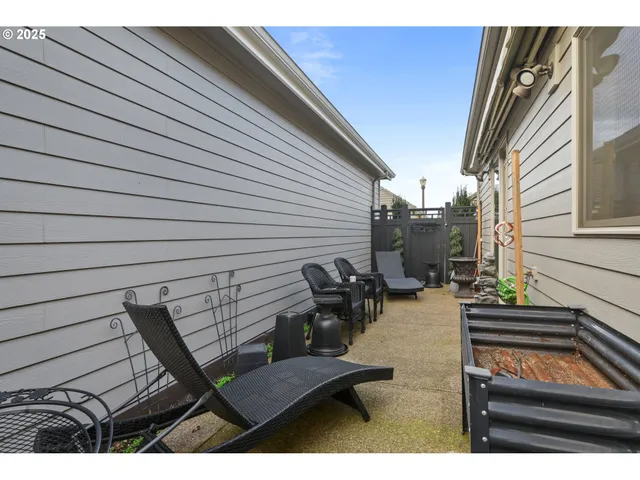 $595,000 | 2060 Lakeland Way, Eugene, OR 97408