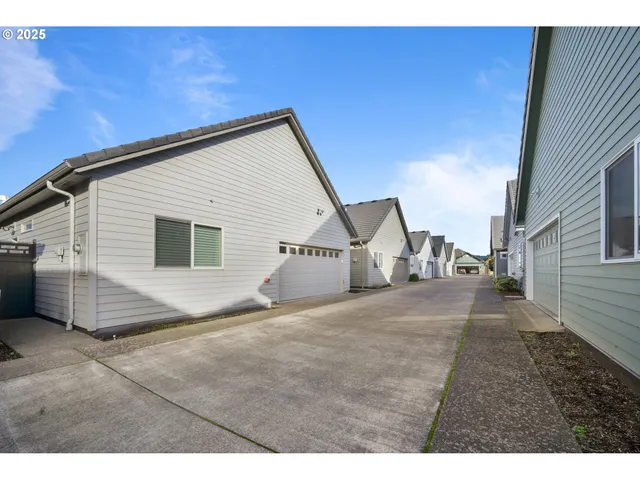 $595,000 | 2060 Lakeland Way, Eugene, OR 97408