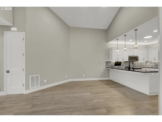 $595,000 | 2060 Lakeland Way, Eugene, OR 97408