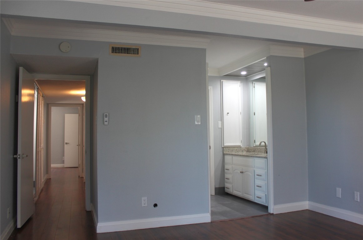 108 World Of Tennis Square, Unit 108C Lakeway, TX 78738 - Photo 16 of 25 a view of walk in closet