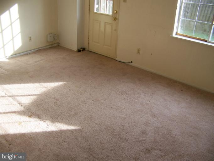 14550 Farmcrest Place Silver Spring, MD 20905 - Photo 2 of 25 Living Room