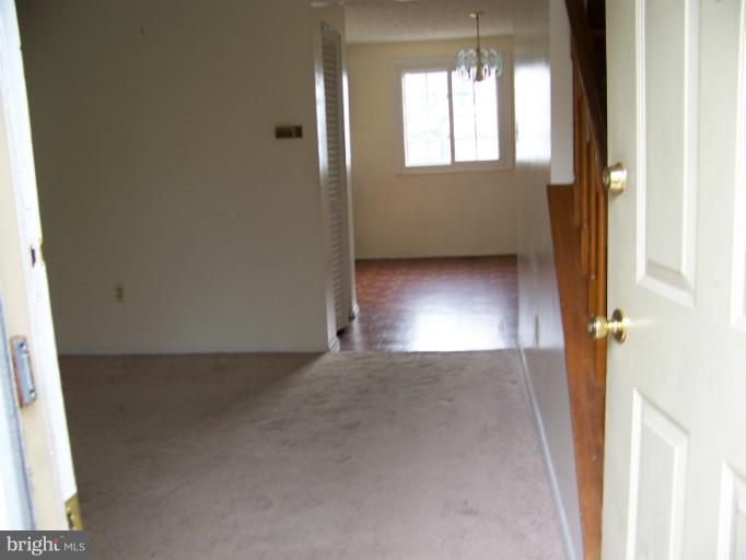 14550 Farmcrest Place Silver Spring, MD 20905 - Photo 11 of 25 Living Room