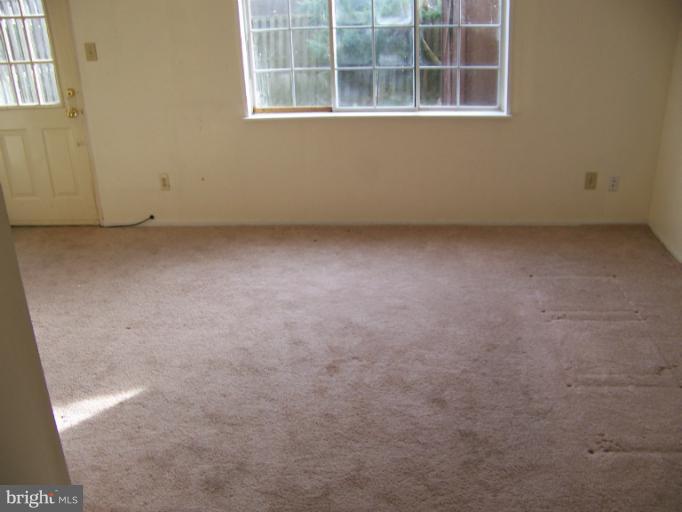 14550 Farmcrest Place Silver Spring, MD 20905 - Photo 10 of 25 Living Room