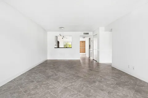 $235,000 | 5021 Oakhill Lane, Unit 115, Delray Beach, FL 33484