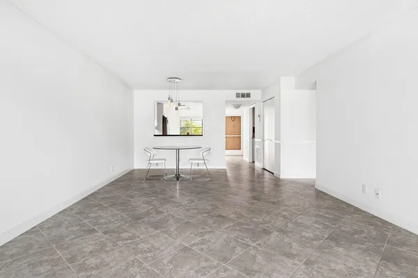 $195,000 | 5021 Oakhill Lane, Unit 115, Delray Beach, FL 33484