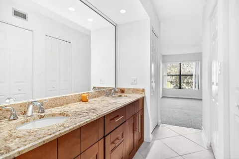 $235,000 | 5021 Oakhill Lane, Unit 115, Delray Beach, FL 33484