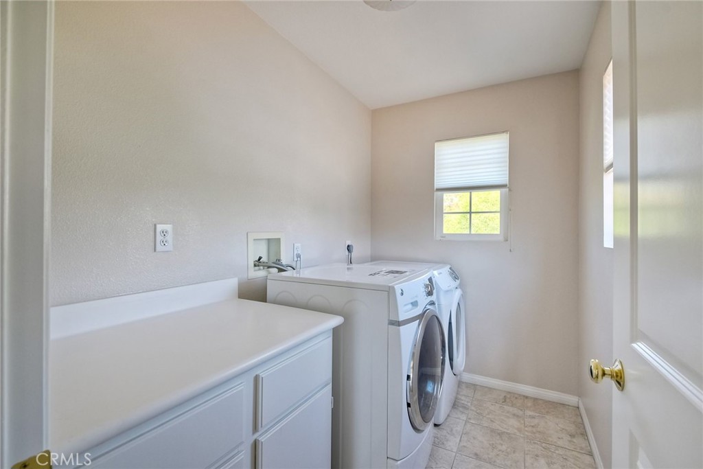 28961 Savannah Drive Temecula, CA 92591 - Photo 38 of 54 a utility room with dryer and washer