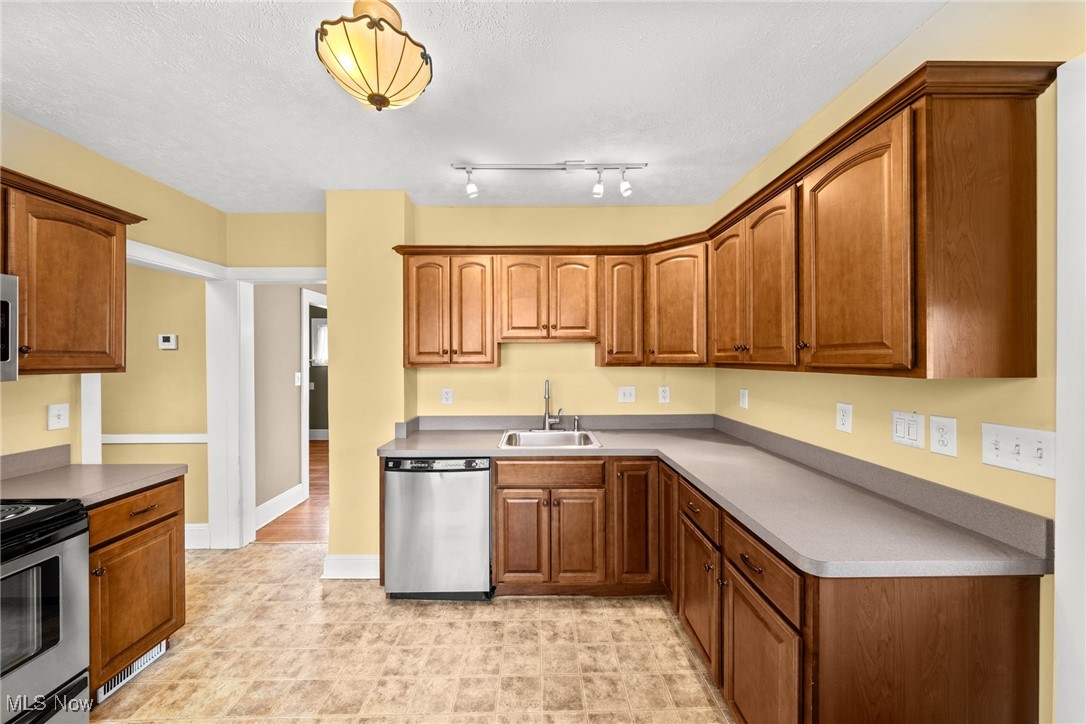 1437 Churchill Road Cleveland, OH 44124 - Photo 10 of 27