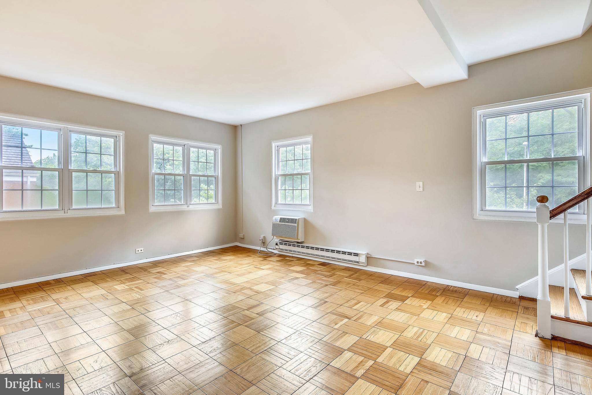 3532 Gunston Road Alexandria, VA 22302 - Photo 3 of 33 Living Room