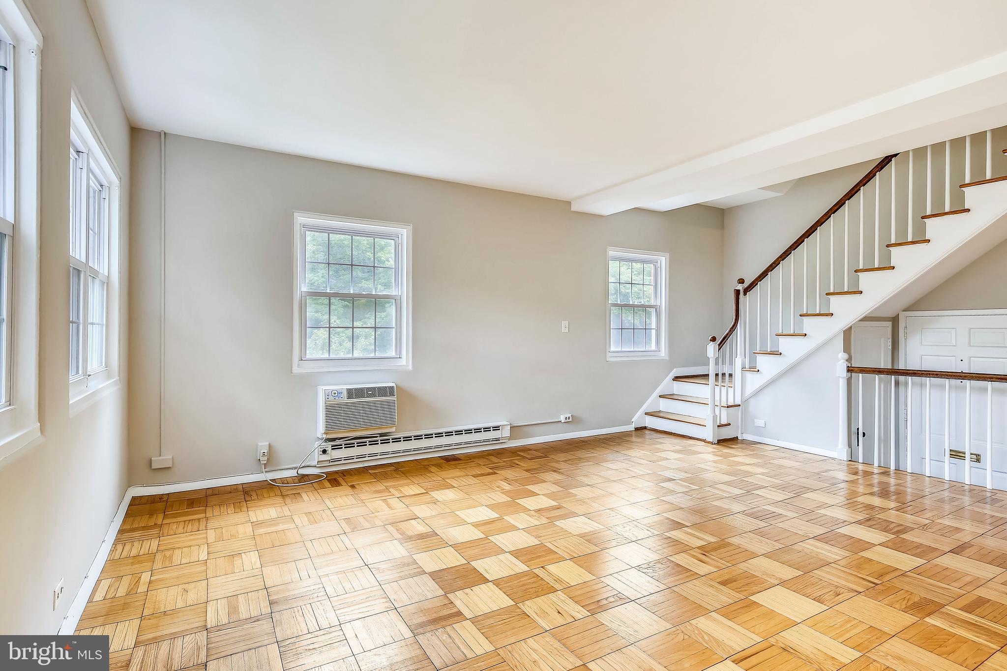 3532 Gunston Road Alexandria, VA 22302 - Photo 5 of 33 Living Room