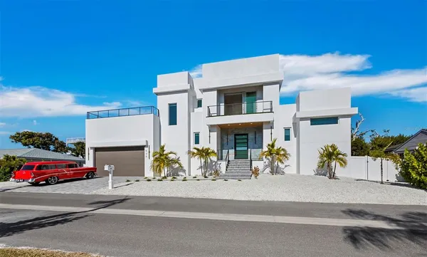 $2,895,000 | 635 Jungle Queen Way, Longboat Key, FL 34228