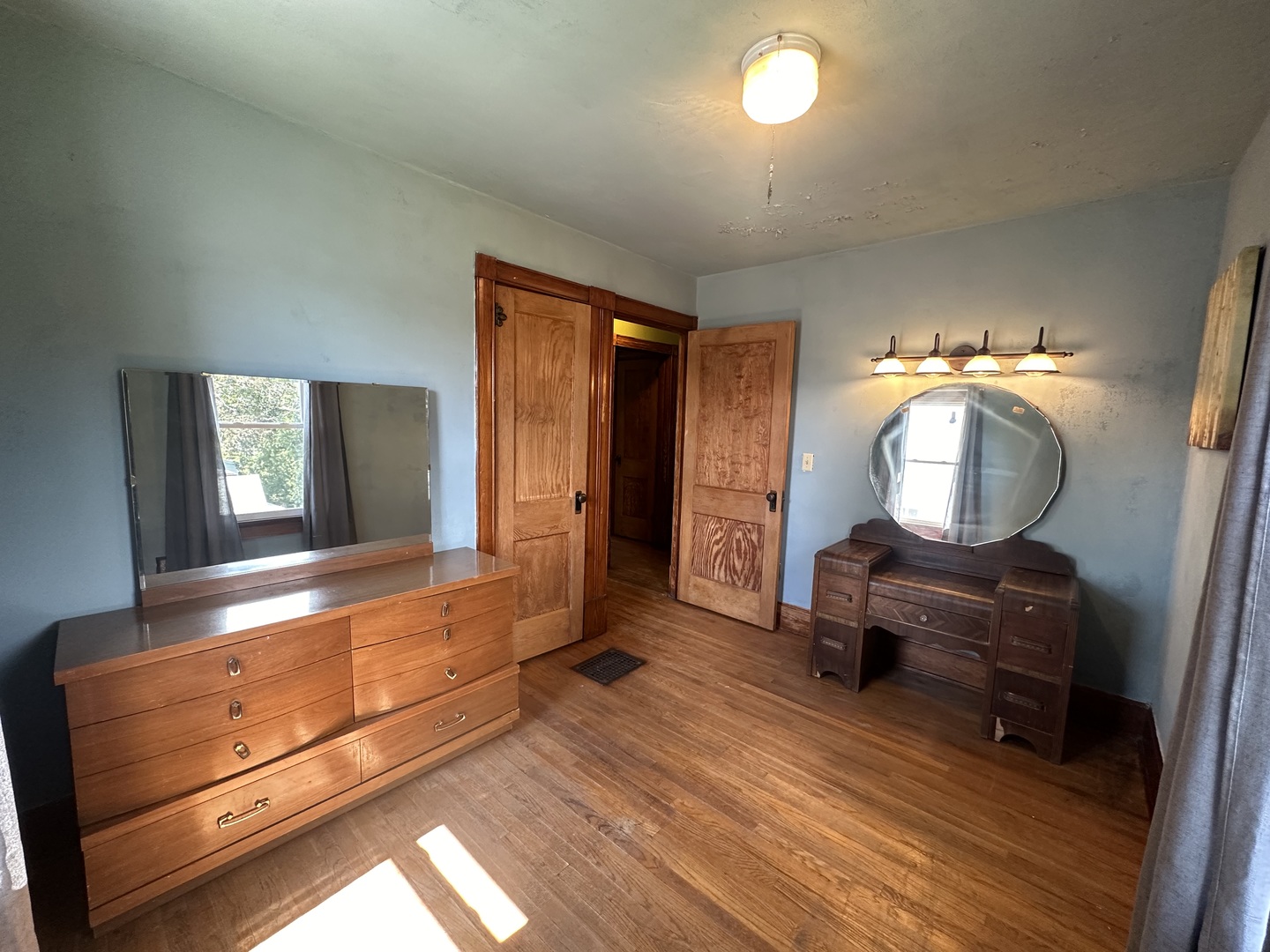 308 South Genesee Street Morrison, IL 61270 - Photo 21 of 24 a view of living room with furniture and a mirror