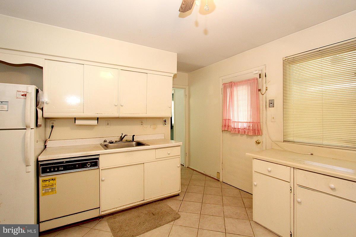 502 East Indian Spring Drive Silver Spring, MD 20901 - Photo 11 of 29 Kitchen